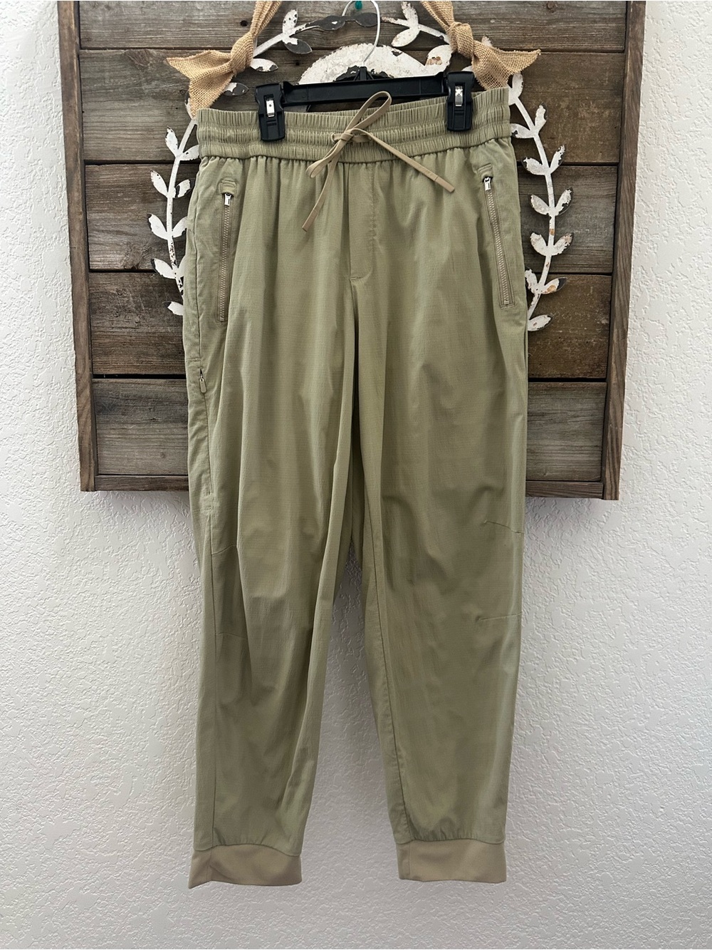 Athleta Trekkie relaxed Drawstring Jogger Pants khaki tan size M Stretch nylon